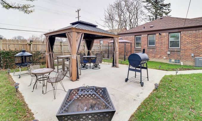Detroit House | Inviting Detroit Home with Fire Pits, Near Downtown Fun!