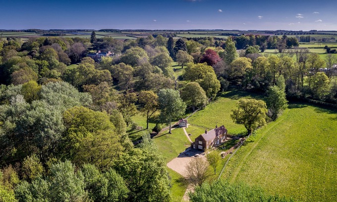 Ingoldisthorpe House | Stylish Coastal Retreat for 8 with Ocean Views Near Sandringham