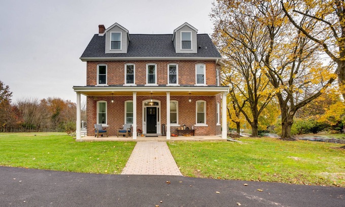 Mainland House | Family-Friendly Retreat Near Downtown Hatfield - Kids Welcome!