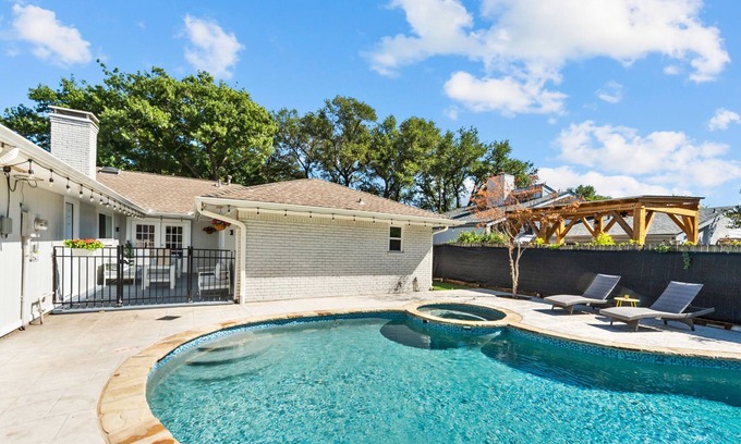 Richardson House | Family Friendly, Heated Pool Spa, 2 King Beds, Games, Grill, Cornhole, Foosball