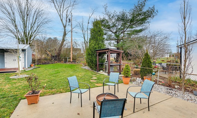 Springfield House | Family-Friendly Retreat with Yard: 27 Miles from Nashville