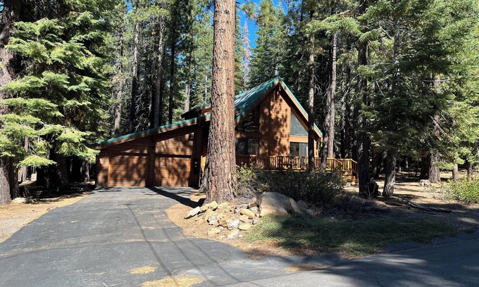 Truckee House | Family Retreat Surrounded by Pines Near National Forest