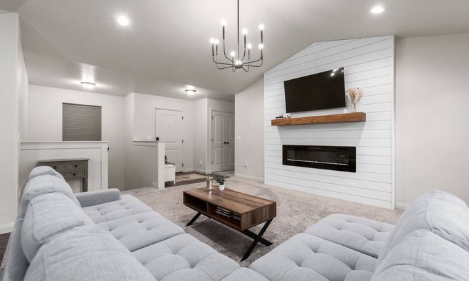 Heber House | Modern Farmhouse Retreat with Home Theatre & Lake Views