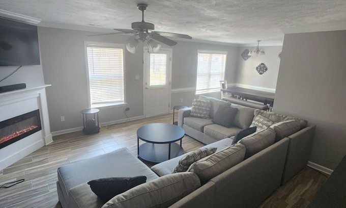 South View House | Ideal Family Retreat Minutes from the Airport with Pool