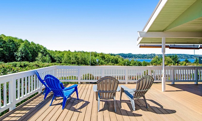 Freeland House | Family Haven with Ocean View, High-Speed WiFi & Pool
