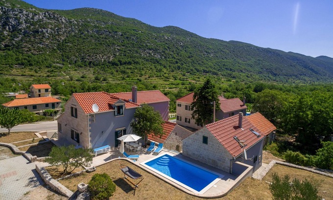 Tucepi House | Family-Friendly Retreat with Private Pool in Župa, Zagora