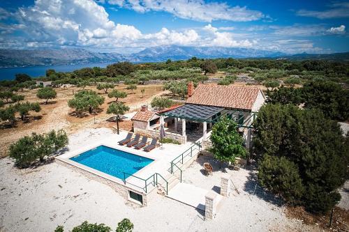 Praznica House | Family-Friendly Retreat with Pool in Pucisca, Brac