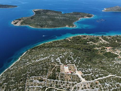 Tkon House | Ideal Family Retreat with Pool and Ocean Views in Cove Triluke