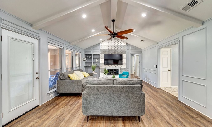 Northeast Carrollton House | Family Friendly, King bed, Close to Highways, Games, Foosball, Grill