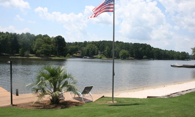 Lake Oconee House | Family Retreat at Lake Oconee with Pool and Breakfast
