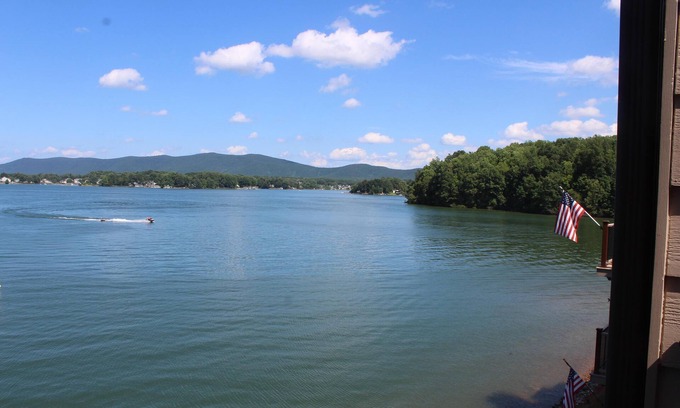 Union Hall Condo | Family-Friendly Lakefront Condo with Pool & Spa at Smith Mtn