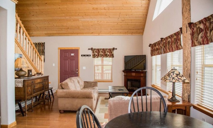 Estes Park Cabin | Family-Friendly Lodge with Kitchen, Hot Tub & Pet Welcome