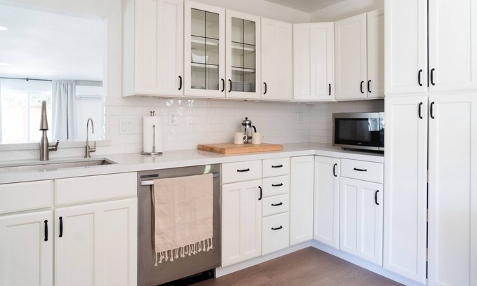 Oak View House | Family-Friendly Modern Home Steps from Downtown & Trails