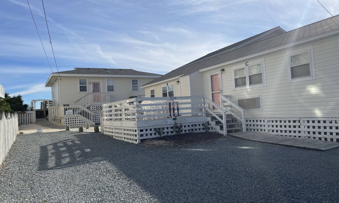 Surf City Cottage | Ideal Oceanfront Getaway for Families, Sleeps 16 Comfortably