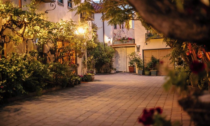 Cow Hollow Hotel | Family-Friendly Room with Seperate Queen Bedroom and Two Twin Bedroom w/parking