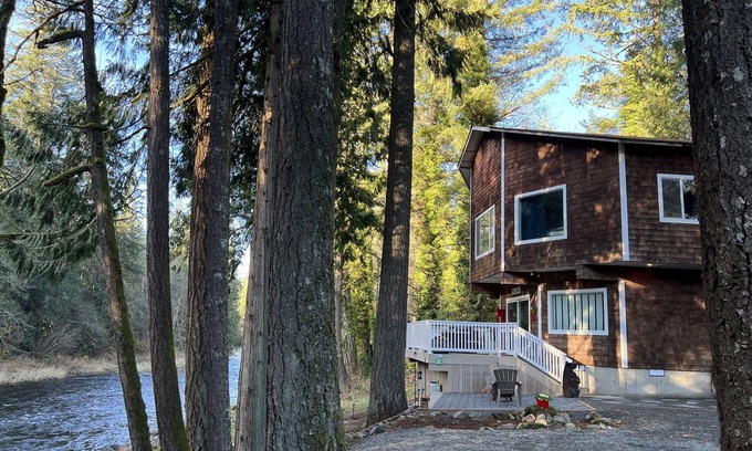 Yacolt Ski Chalet | Family-Friendly Riverfront Retreat with Hot Tub near PDX