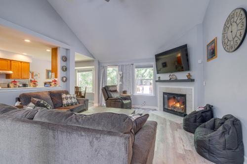 Silverdale House | Kid-Friendly Silverdale Home with Private Outdoor Deck