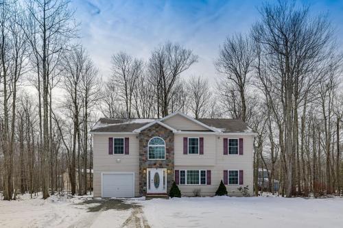 Tobyhanna House | Inviting Tobyhanna Home with Community Pool & Hot Tub