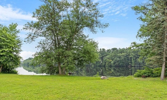 Methuen House | Family-Friendly Townhouse Overlooking the Merrimack River