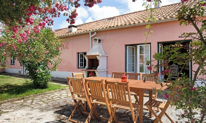 Alcobaca House | Family-Friendly Getaway at Casa Alfeizerão with Pool & Wi-Fi