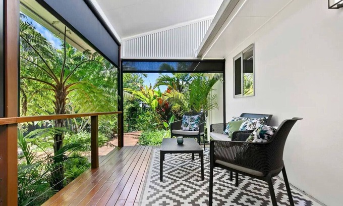 Point Vernon House | Family Friendly Walk to Beach Tropical Retreat + BBQ Deck