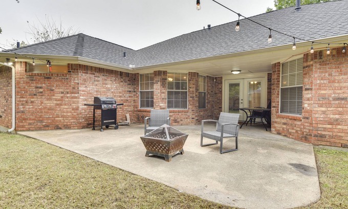 Waxahachie House | Family-Friendly Waxahachie Retreat with Yard and Patio
