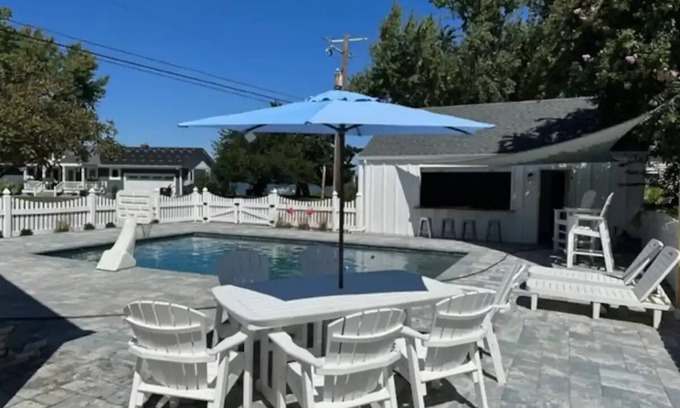 Cambridge House | Family-Friendly Hotel with Pool, Game Room & Great Views