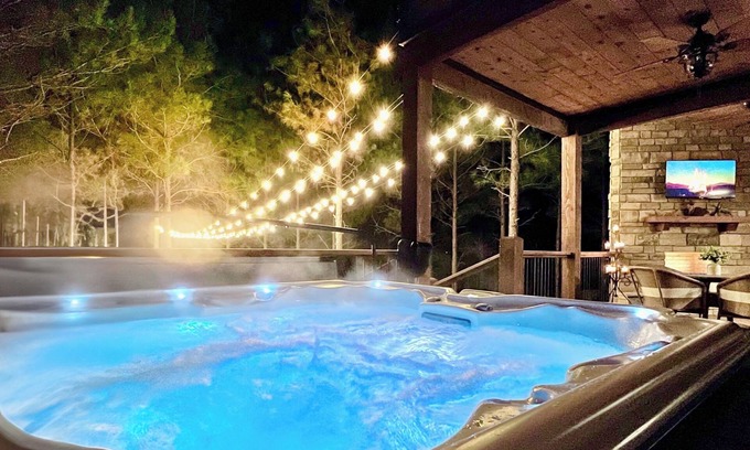 Pickens Cabin | Modern Cabin Retreat with Hot Tub & Balcony in Broken Bow