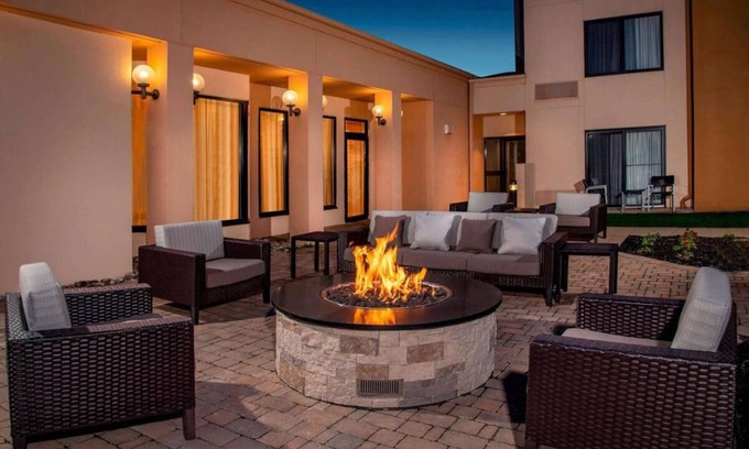 Newark Hotel | Family-Friendly Retreat with Indoor Pool & Zoo Adventure!