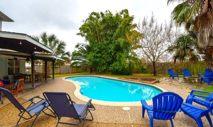 FM 1960 Apartment | Serene 6-Bedroom Retreat with Pool Near Downtown