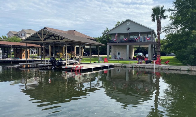 Kingsland House | Perfect Family Retreat at LBJ Waterfront with Lake Views