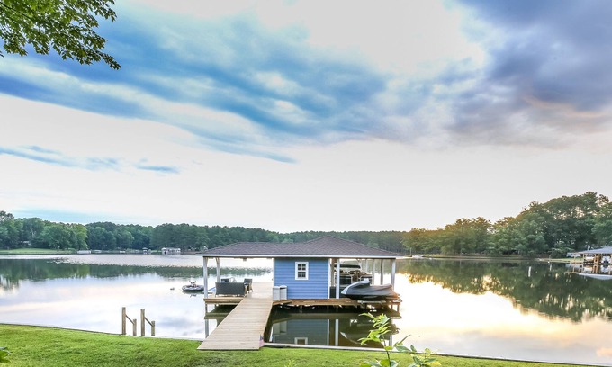 Henrico Cottage | Idyllic Family Escape at Lake View Cove with Pool & Breakfast