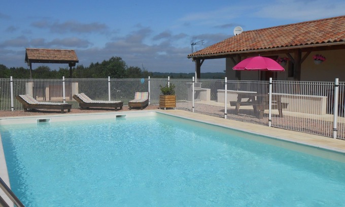 Abjat-sur-Bandiat Apartment | Family Gîte Gerbera: Poolside Retreat in the Dordogne