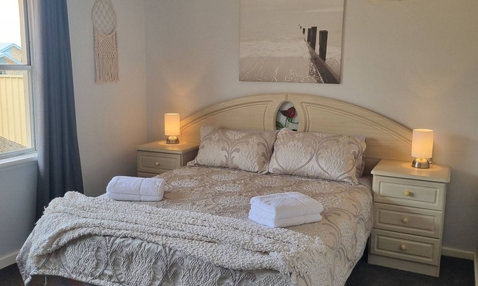 Koongamia House | FAMILY HAVEN - Charming 3-bedroom house with AC and WiFi in peaceful Koongamia