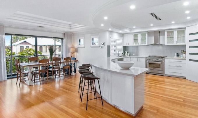 Fremantle House | Family Home close to Beach, Public Transport with Pool