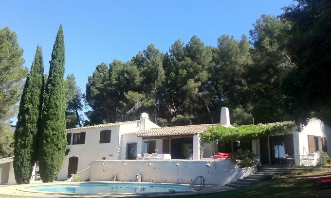 Sorgues Villa | Relaxing Family Retreat Surrounded by Pine Forests