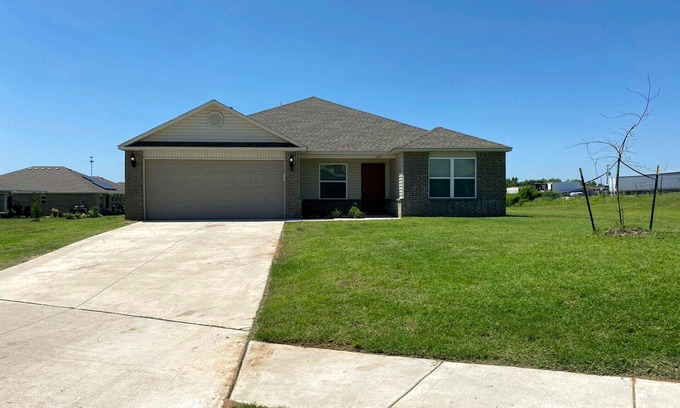 Newcastle House | Family Retreat in Quaint Town, Just 15 Min from OKC