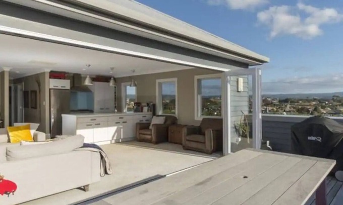 Omokoroa House | Family Home Omokoroa: Oceanfront Paradise Awaits You