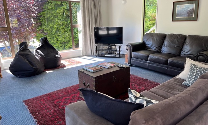Arrowtown House | Ideal Family Home on Inverness with Spa and Breakfast