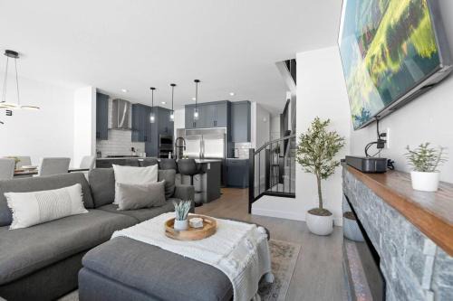 West Edmonton House | Family Home Retreat - Vintage Arcade & Ping Pong Fun!
