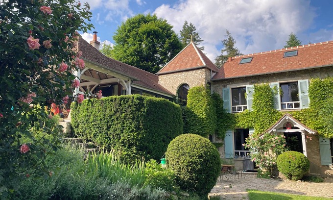Courgent House | Idyllic Country House with Spa & Hot Tub Near Paris