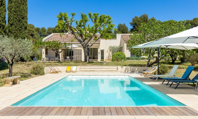 Aubagne House | Relaxing Family Retreat with Pool Near Garlaban Mountains