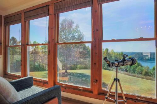 Baxter House | Idyllic Family Home with Porch & Center Hill Lake Views