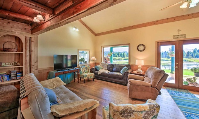 Priest River House | Family Retreat with River and Mountain Views, Child Friendly