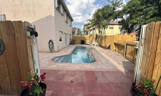 Coconut Creek House | Family Getaway with Private Pool for 6-8 Guests