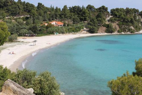 Elia House | Family Retreat with Large Garden, Steps from the Coast