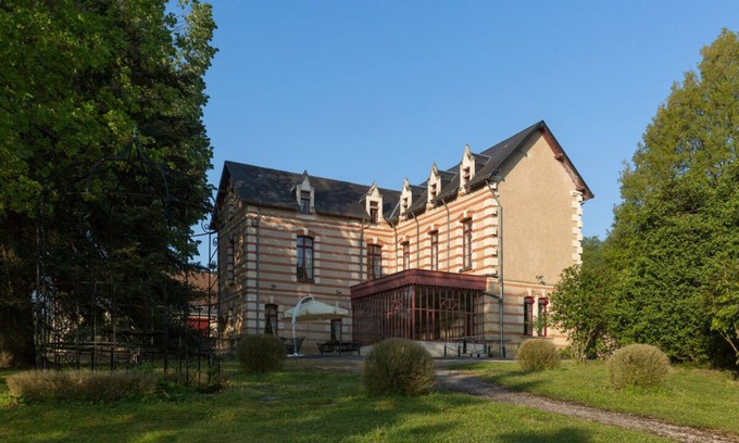 Noyant-de-Touraine Villa | Family House with 6 Rooms - Rated Perfect by Guests