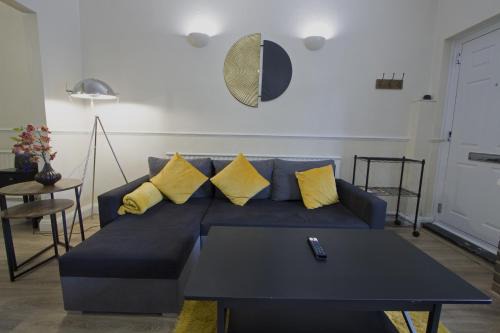 Rushmoor District House | Exceptional Modern House in Farnborough - Child Friendly Stay