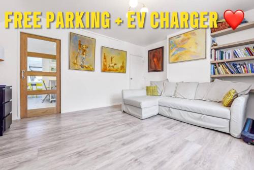 Elthorne Apartment | Family House in Hanwell: 4-Star Stay with Hot Tub