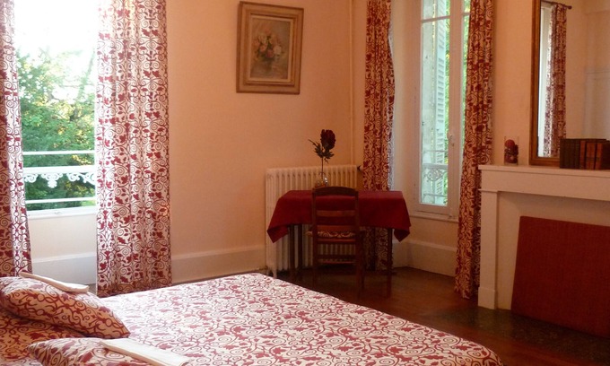 Chateaudun House | Family-Friendly House with Spacious Park and Great Amenities